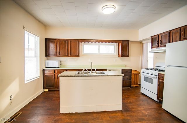 216 Blennerhassett Avenue, Belpre, OH 45714