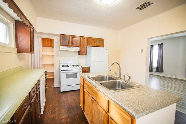 216 Blennerhassett Avenue, Belpre, OH 45714