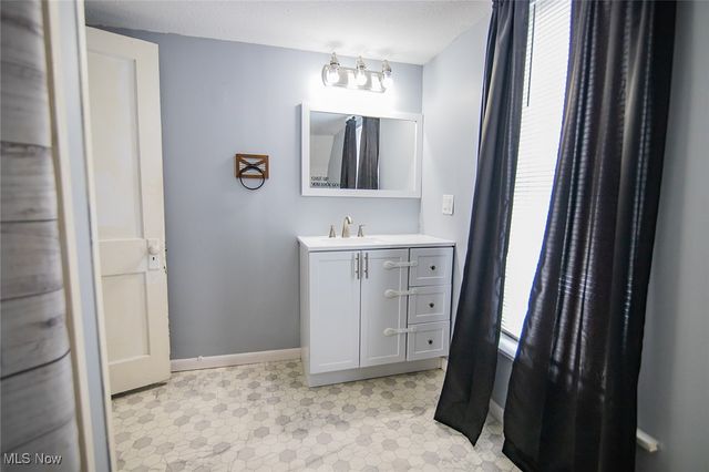 216 Blennerhassett Avenue, Belpre, OH 45714