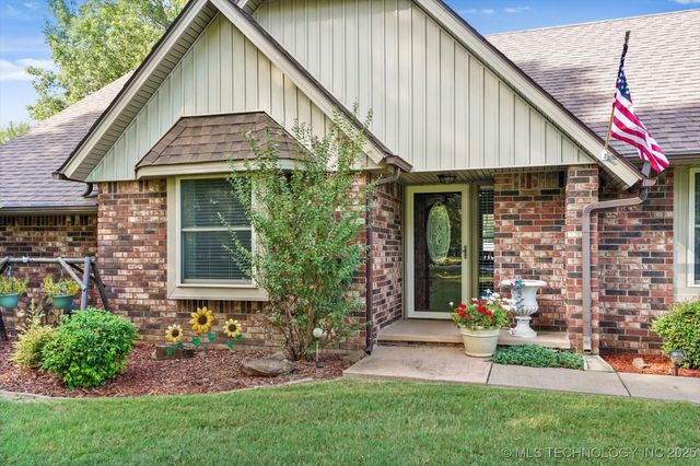 9997 E Palm Tree Road, Claremore, OK 74019