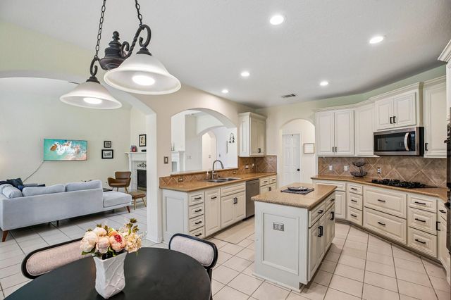 14 Guinevere Place, The Woodlands, TX 77384
