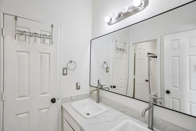 14 Guinevere Place, The Woodlands, TX 77384