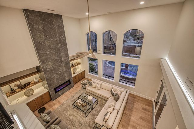 9381 N Woodmont Drive, Fresno, CA 93720