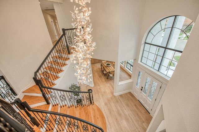 9381 N Woodmont Drive, Fresno, CA 93720