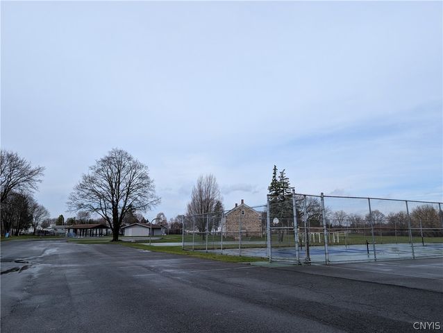 116 Berwick Road North, Salina, NY 13208