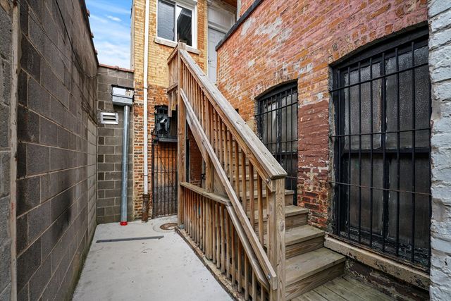 1911 W Chicago Avenue, Chicago, IL 60622