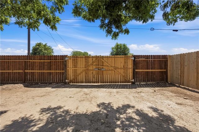 1015 Oregon, Bakersfield, CA 93305