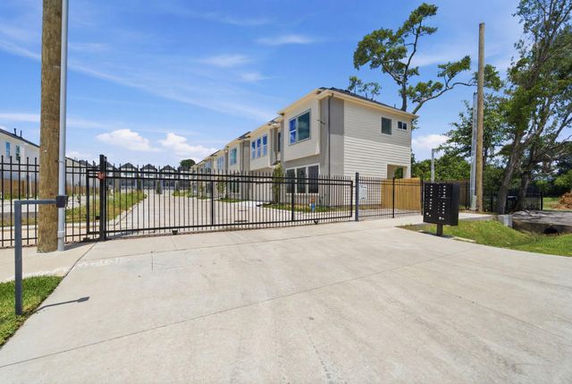 8904 Knoll Leaf Drive, Houston, TX 77080