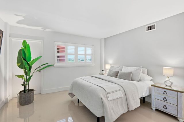 1040 BANYAN Road 504C, Boca Raton, FL 33432