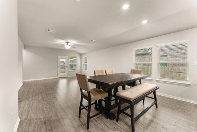 304 Giorgio Moroder DR, Hutto, TX 78634