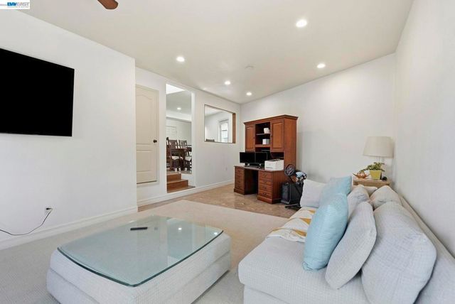 24025 2Nd St, Hayward, CA 94541