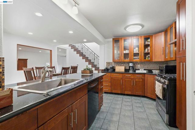 24025 2Nd St, Hayward, CA 94541