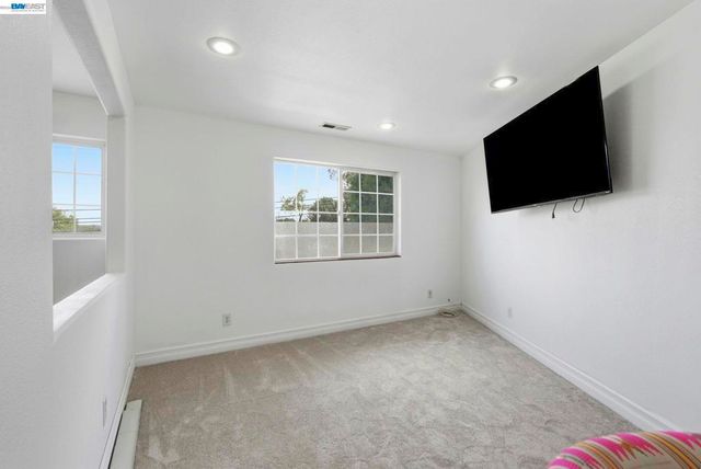 24025 2Nd St, Hayward, CA 94541
