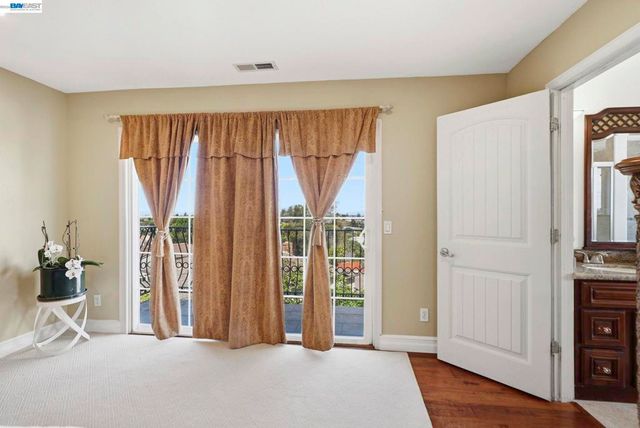 24025 2Nd St, Hayward, CA 94541