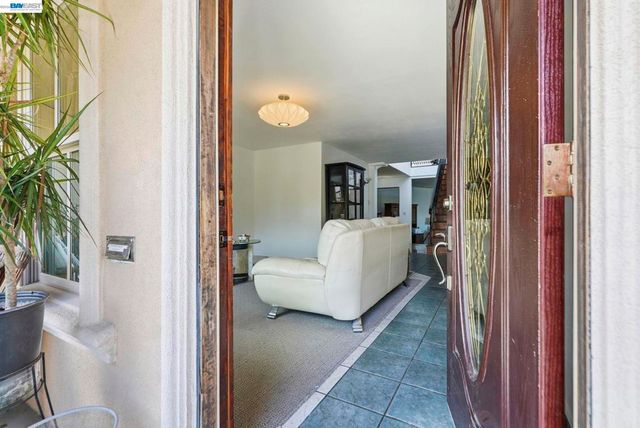 24025 2Nd St, Hayward, CA 94541