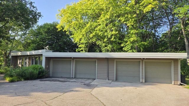 1009 Spring Valley ROAD, Burlington, WI 53105