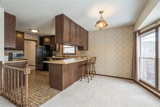 6917 Larkwood NE, Cedar Rapids, IA 52402