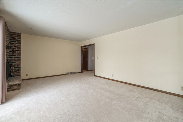 6917 Larkwood NE, Cedar Rapids, IA 52402