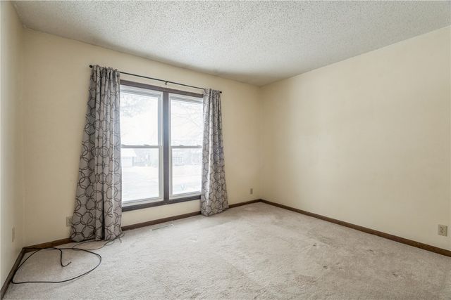 6917 Larkwood NE, Cedar Rapids, IA 52402