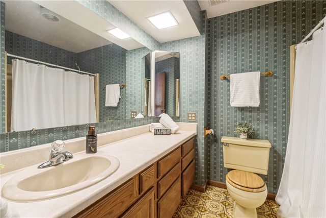 6917 Larkwood NE, Cedar Rapids, IA 52402