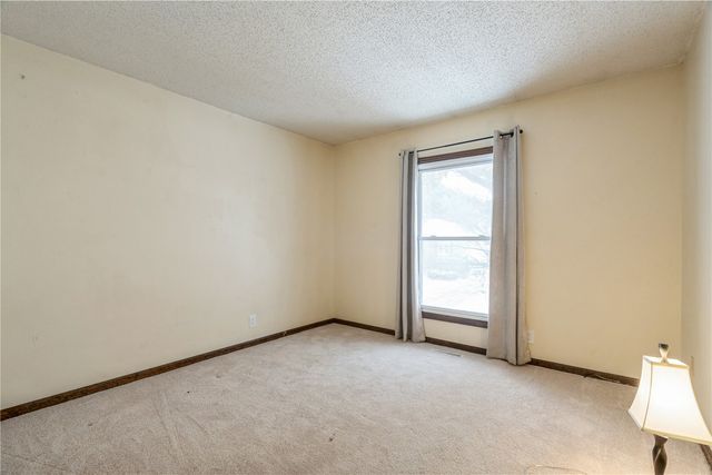 6917 Larkwood NE, Cedar Rapids, IA 52402