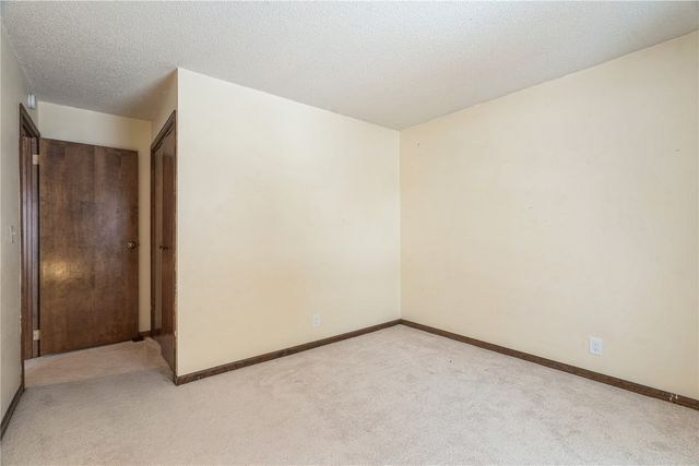 6917 Larkwood NE, Cedar Rapids, IA 52402