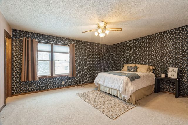 6917 Larkwood NE, Cedar Rapids, IA 52402