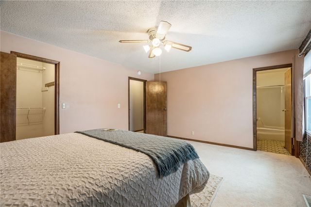 6917 Larkwood NE, Cedar Rapids, IA 52402