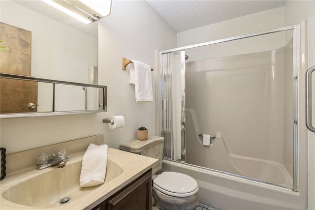 6917 Larkwood NE, Cedar Rapids, IA 52402