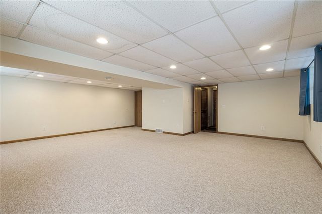 6917 Larkwood NE, Cedar Rapids, IA 52402