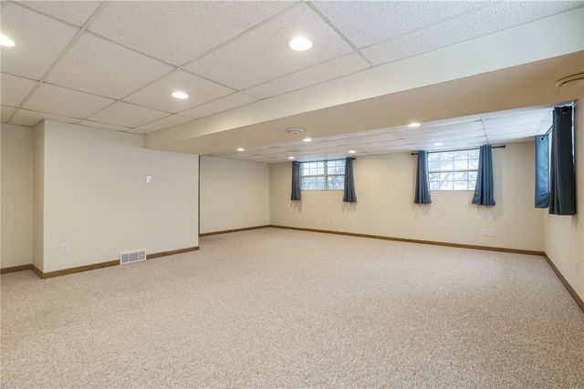 6917 Larkwood NE, Cedar Rapids, IA 52402