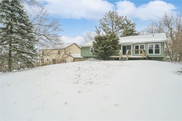 6917 Larkwood NE, Cedar Rapids, IA 52402