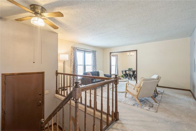 6917 Larkwood NE, Cedar Rapids, IA 52402