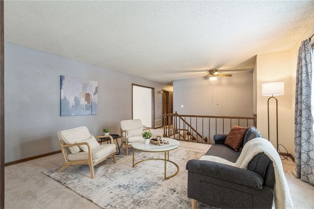 6917 Larkwood NE, Cedar Rapids, IA 52402