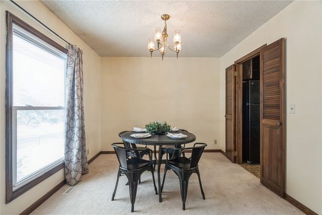 6917 Larkwood NE, Cedar Rapids, IA 52402