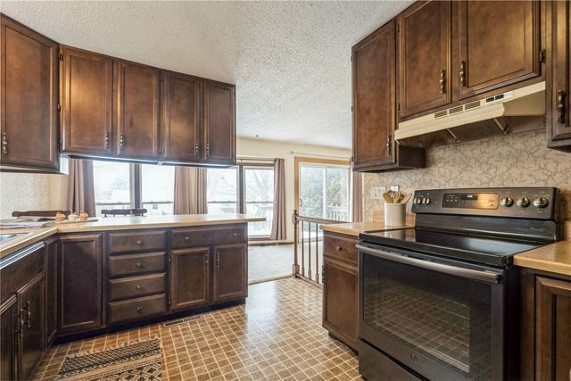 6917 Larkwood NE, Cedar Rapids, IA 52402