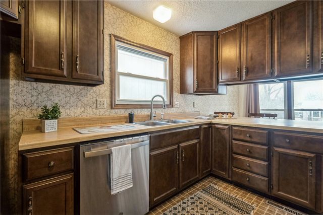 6917 Larkwood NE, Cedar Rapids, IA 52402