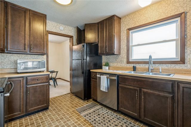 6917 Larkwood NE, Cedar Rapids, IA 52402