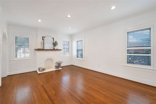 930 N Clinton Avenue, Dallas, TX 75208