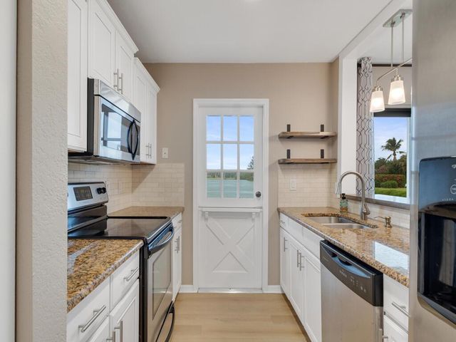 3206 S Lakeview Circle 1105, Fort Pierce, FL 34949