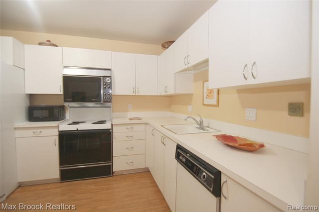 30594 Orchard Lake Road 50, Farmington Hills, MI 48334