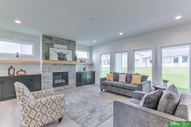 21120 Arlington Street, Elkhorn, NE 68022