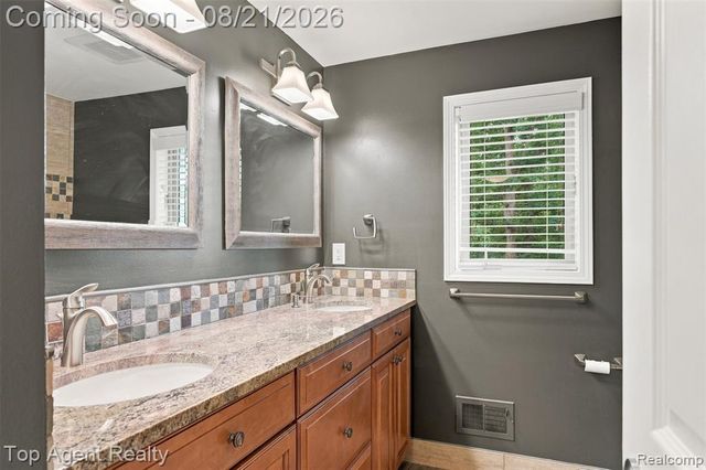 412 Streamview Court, Rochester Hills, MI 48309