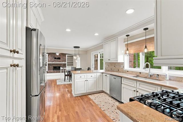 412 Streamview Court, Rochester Hills, MI 48309