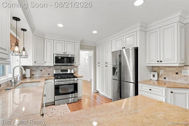 412 Streamview Court, Rochester Hills, MI 48309