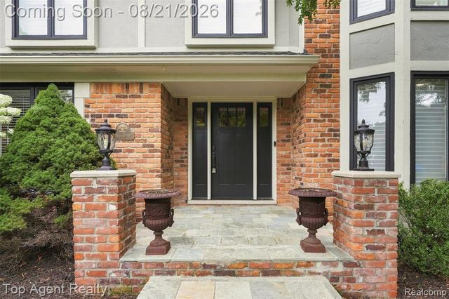 412 Streamview Court, Rochester Hills, MI 48309