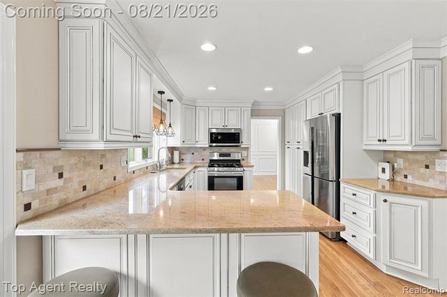 412 Streamview Court, Rochester Hills, MI 48309