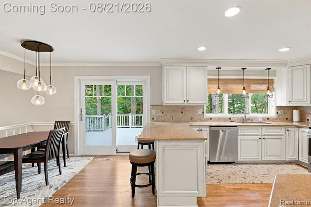 412 Streamview Court, Rochester Hills, MI 48309