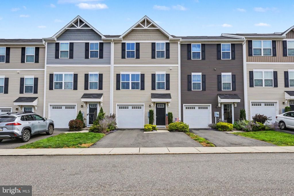 28 CASTLE DR #, GILBERTSVILLE, PA 19525 — exterior