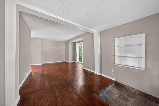 23830 Scotia Road, Oak Park, MI 48237